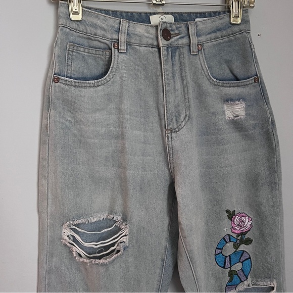 Cotton On Light Wash Straight Leg Relaxed High 90s Jeans Sz 4 Snake Embroidered - Picture 2 of 9